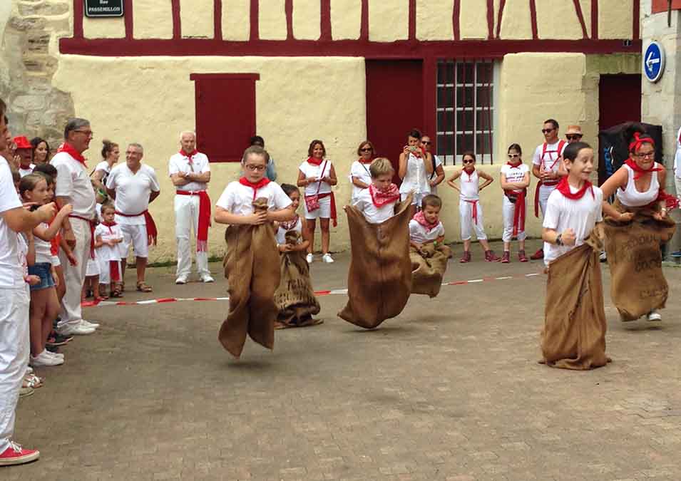 Les enfants font une course en sacs de cacao