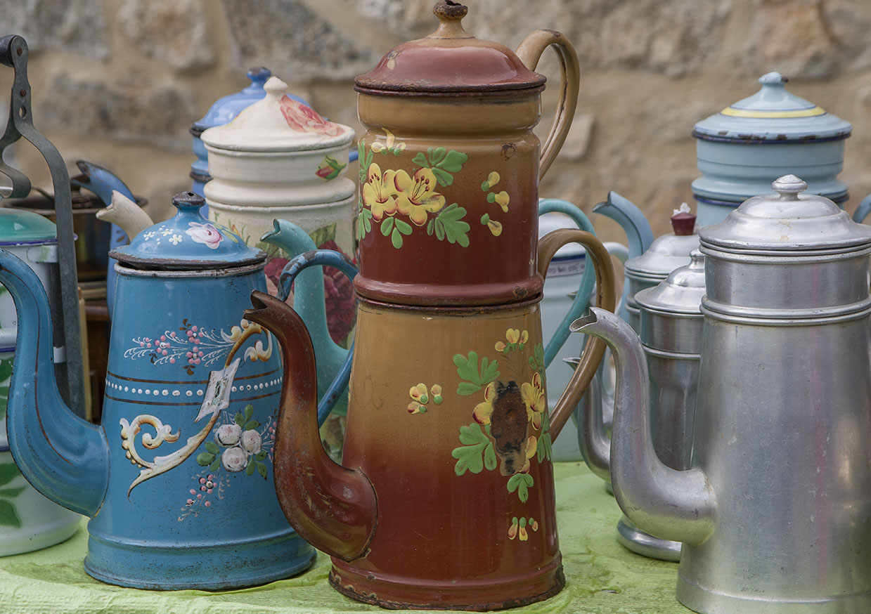 Brocante de vieilles chocolatières