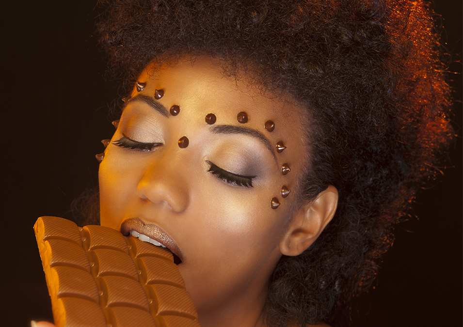 Femme maquillée aux couleurs chocolat